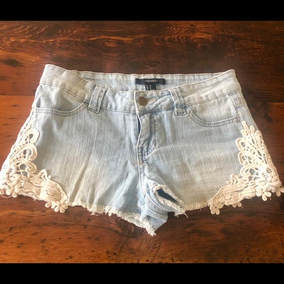 Denim shorts with lace trim light wash - Picture 8 of 8